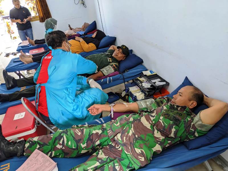 Peduli Sesama, Anggota Koramil Wonosegoro Sukseskan Donor Darah