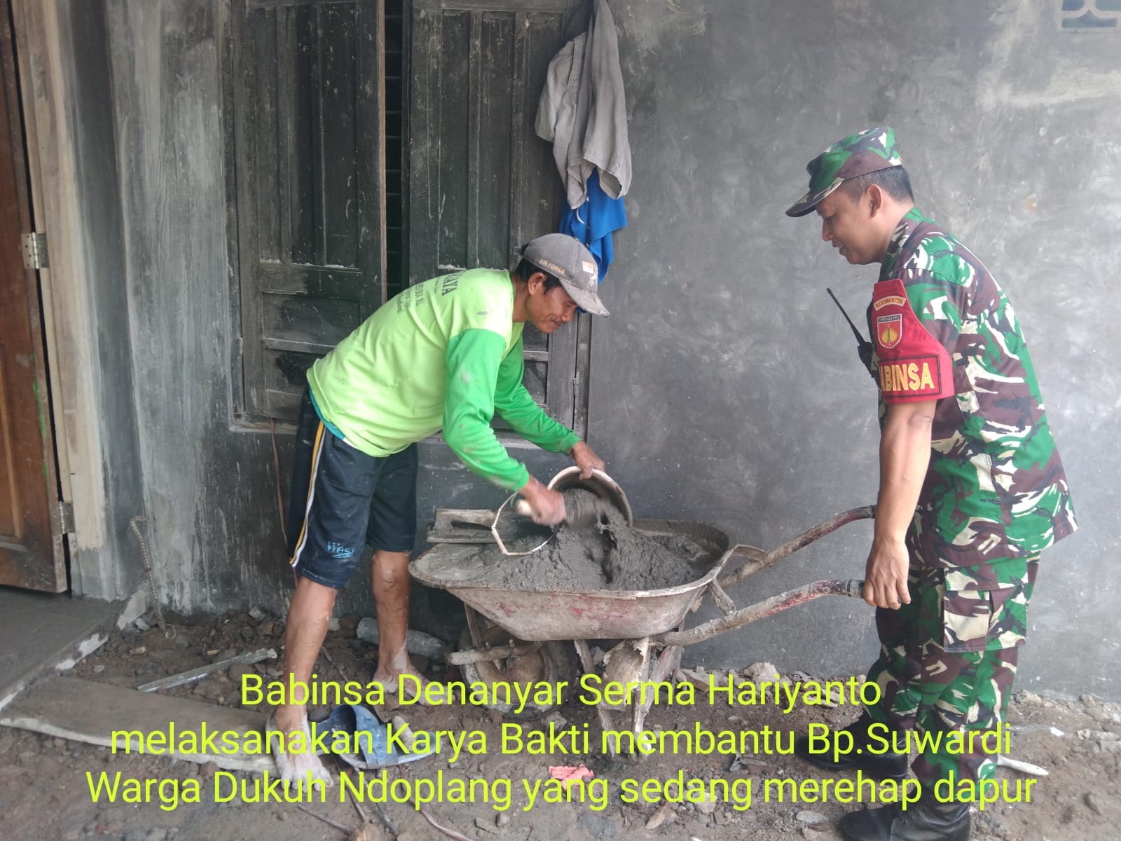 Peduli dengan Kondisi Warga Babinsa Gotong Royong Rehab Dapur Milik Warga