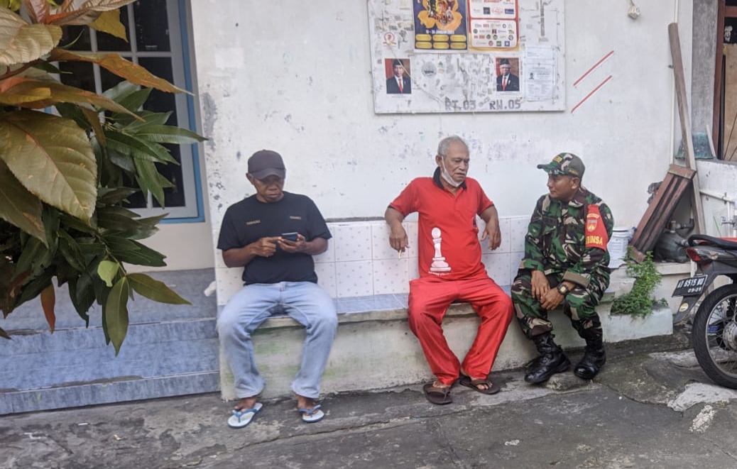 Pererat Tali Silaturahmi, Babinsa Koramil 04/Jebres Terjun langsung Ke Lapangan Sambangi Warga