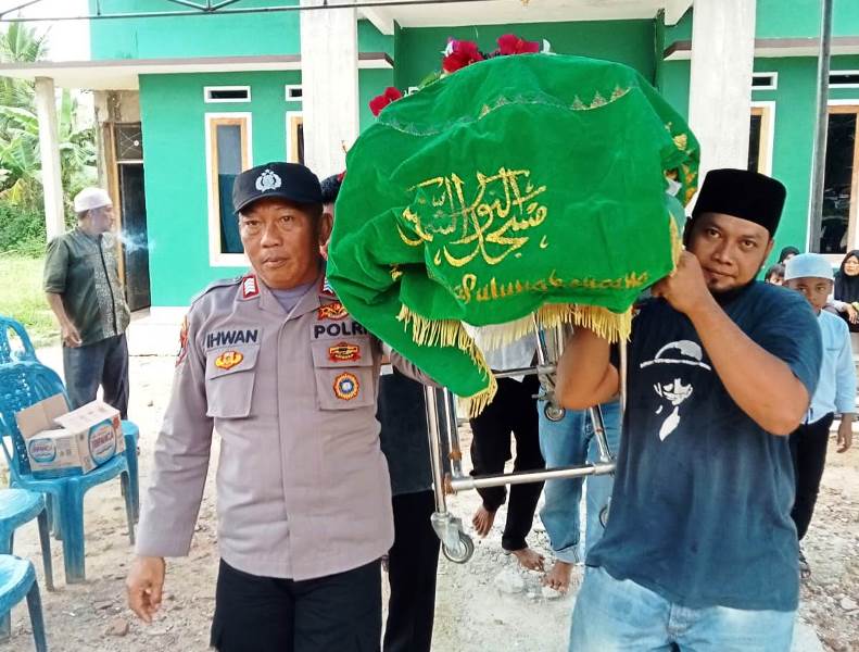 Polisi Peduli Masyarakat, Bhabinkamtibmas Pulung Kencana Gotong Keranda Jenazah