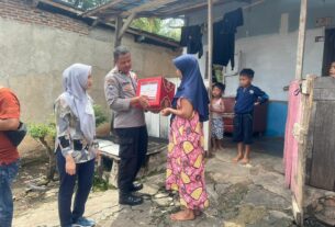 Polresta Bandar Lampung Bagikan Paket Sembako Di Dua Lokasi Berbeda