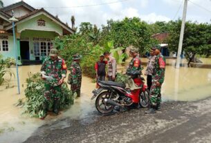 Polsek Gunung Agung Bantu Evakuasi Korban Bencana Banjir