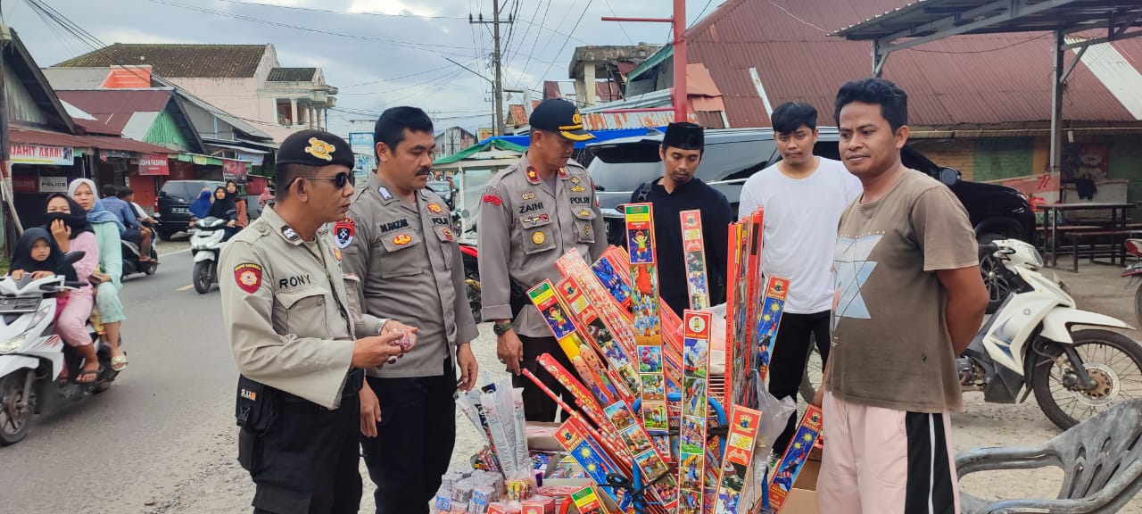 "Polsek Pesisir Tengah Polres Pesisir Barat Razia petasan Ops cempaka Krakatau 2023"