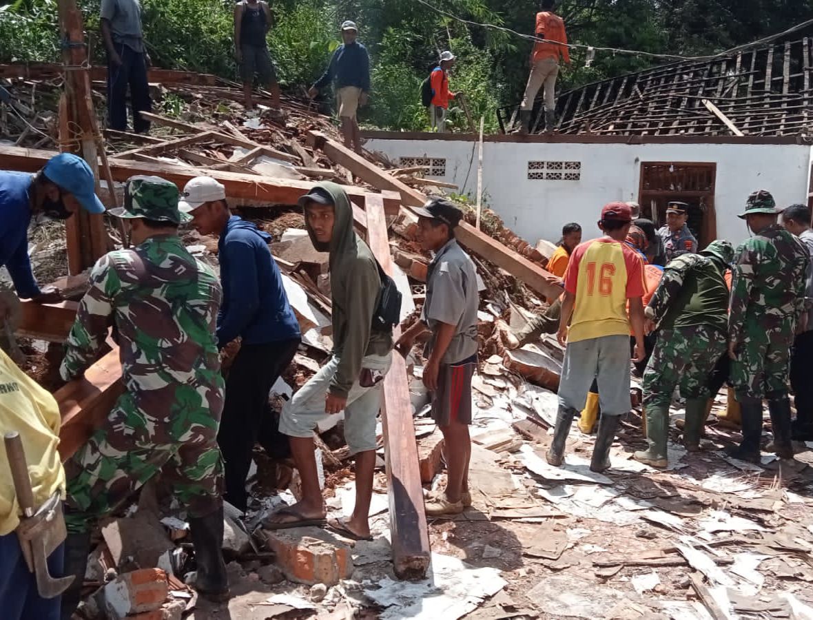 Ringankan Beban Samiyem, Personil Koramil Batuwarno Bersama Warga Bersihkan Sisa Longsoran