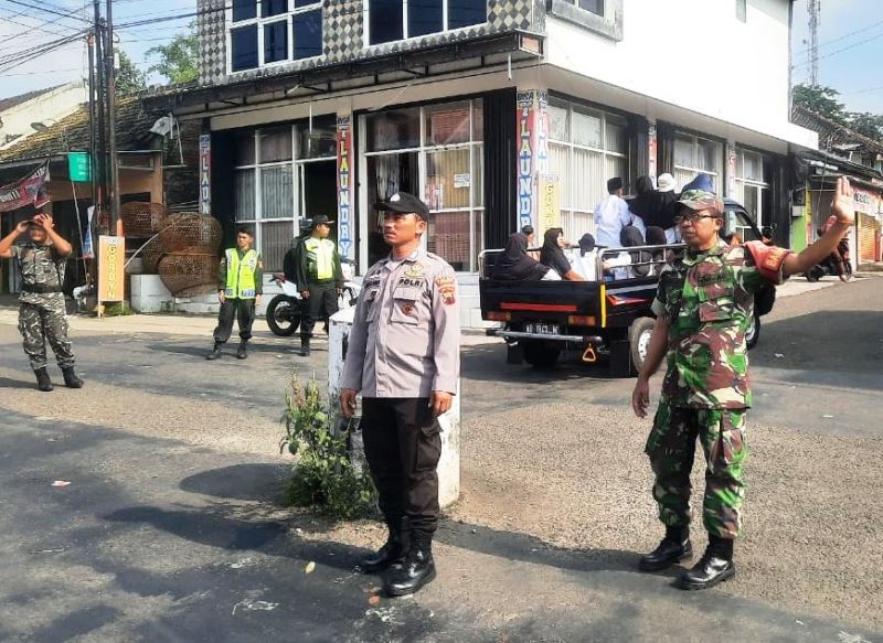 Sambut Bulan Suci Ramadhan, Personil Koramil Dan Polsek Bulukerto Amankan Pawai Ta'aruf