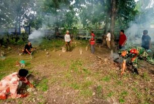 Sambut Bulan Ramadhan, Babinsa Koramil Temayang Bojonegoro bersihkan Area Makam dan Cat Mushola