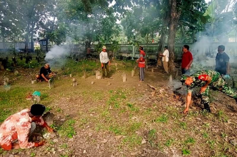 Sambut Bulan Ramadhan, Babinsa Koramil Temayang Bojonegoro bersihkan Area Makam dan Cat Mushola