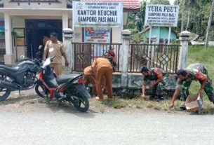 Sambut Bulan Suci Ramadhan, Babinsa Koramil 10/Woyla Barat Ajak Perangkat Desa Pasi Mali Gotong Royong