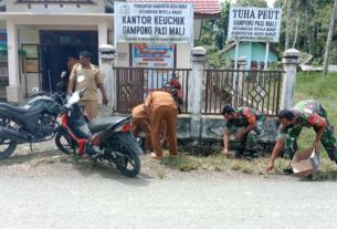 Sambut Bulan Suci Ramadhan, Babinsa Koramil 10/Woyla Barat Ajak Perangkat Desa Pasi Mali Gotong Royong