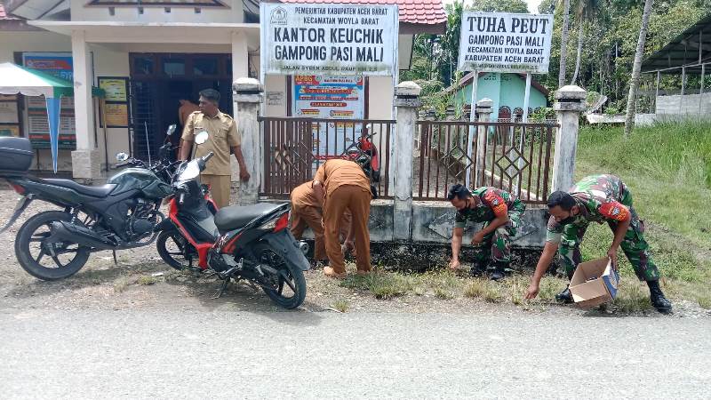 Sambut Bulan Suci Ramadhan, Babinsa Koramil 10/Woyla Barat Ajak Perangkat Desa Pasi Mali Gotong Royong