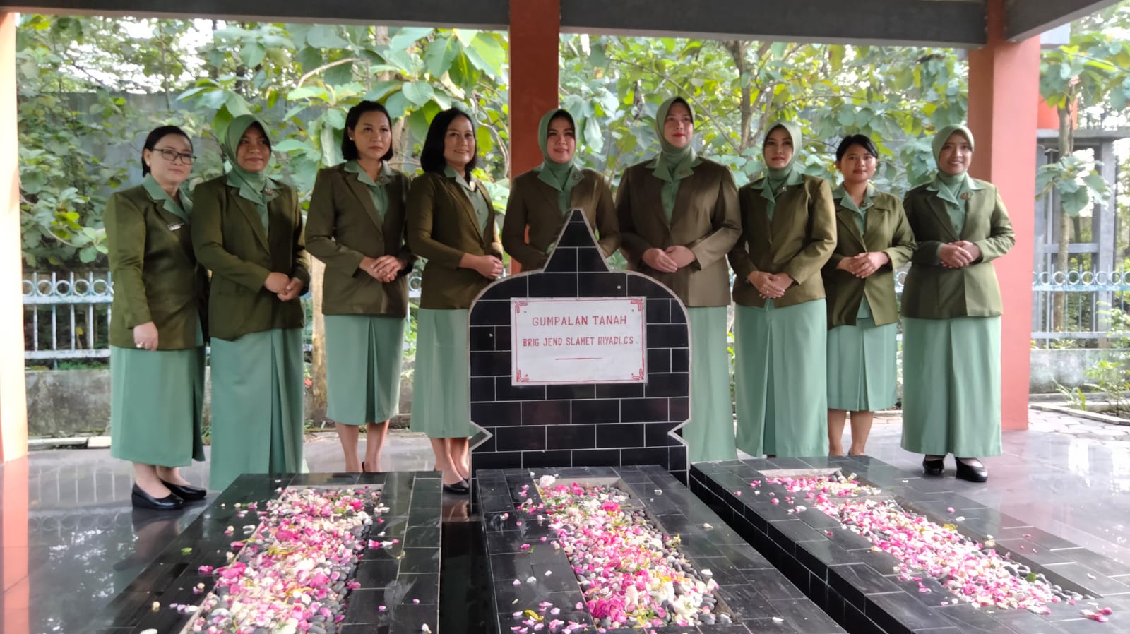 Sambut HUT Ke-77 Persit Kartika Chandra Kirana (KCK) Cabang L Kodim 0735/Surakarta Gelar Ziarah Rombongan