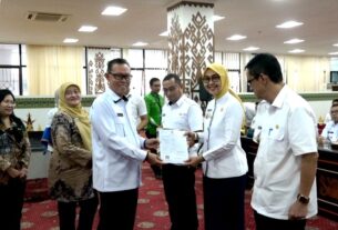 Sekdaprov Lampung Menyerahkan Persetujuan Teknis dan Kenaikan Pangkat PNS Pemprov Lampung