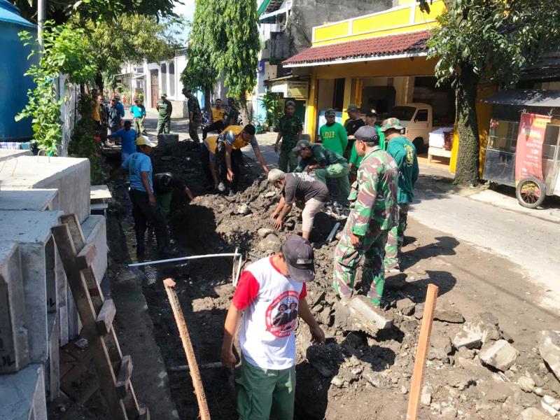 Semangat Pantang Kendur, Koramil 04/Jebres bersama Masyarakat Bahu-membahu Selesaikan Sasaran Fisik KBD