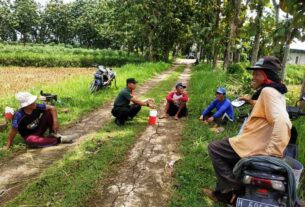 Sembari Komsos Babinsa Ingatkan Warga Waspada Banjir