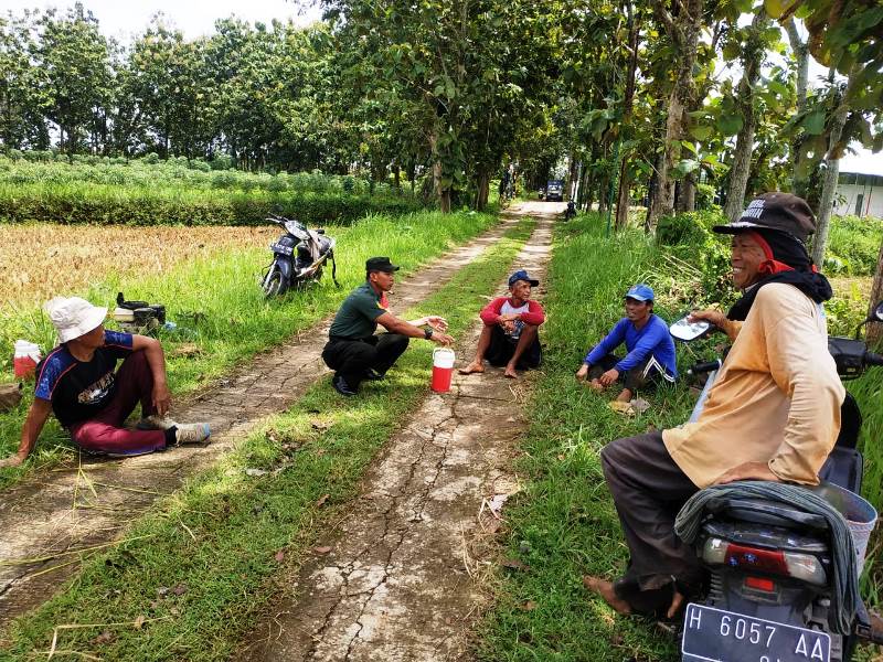 Sembari Komsos Babinsa Ingatkan Warga Waspada Banjir