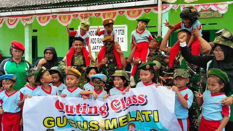 Senangnya Anak-Anak Gugus Melati Melaksanakan Outing Class Di Makoramil Jatisrono