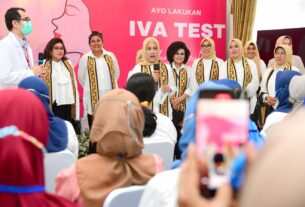Serangkaian Kegiatan Ibu Negara Iriana Joko Widodo di Provinsi Lampung, Dari Menanam Pohon Hingga Mencoba Menenun Tapis
