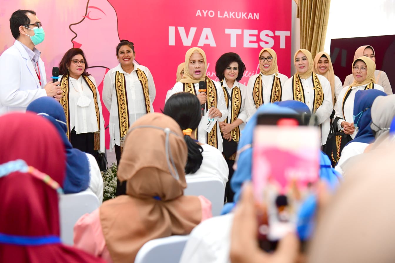 Serangkaian Kegiatan Ibu Negara Iriana Joko Widodo di Provinsi Lampung, Dari Menanam Pohon Hingga Mencoba Menenun Tapis