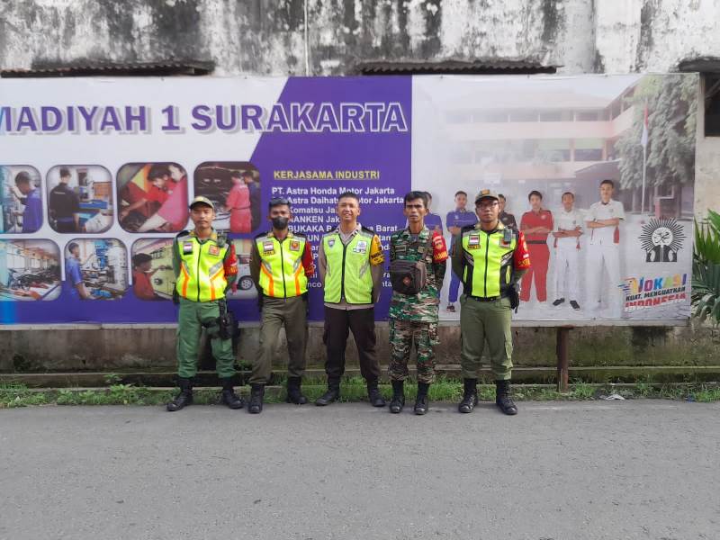 Sinergitas Babinsa dan Babinkamtibmas Joyotakan Amankan Jalan Sehat FK-TPQ