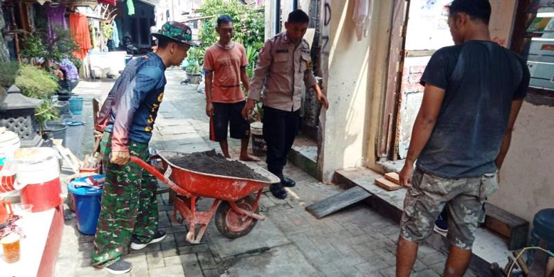 Sinergitas TNI-Polri di Wilayah Kecamatan Jebres dalam Renovasi Rumah Tidak Layak Huni