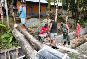 Sukseskan Swasembada Pangan, Babinsa Posramil 05/Pante Ceureumen Gotong Royong Membuat Saluran Irigasi