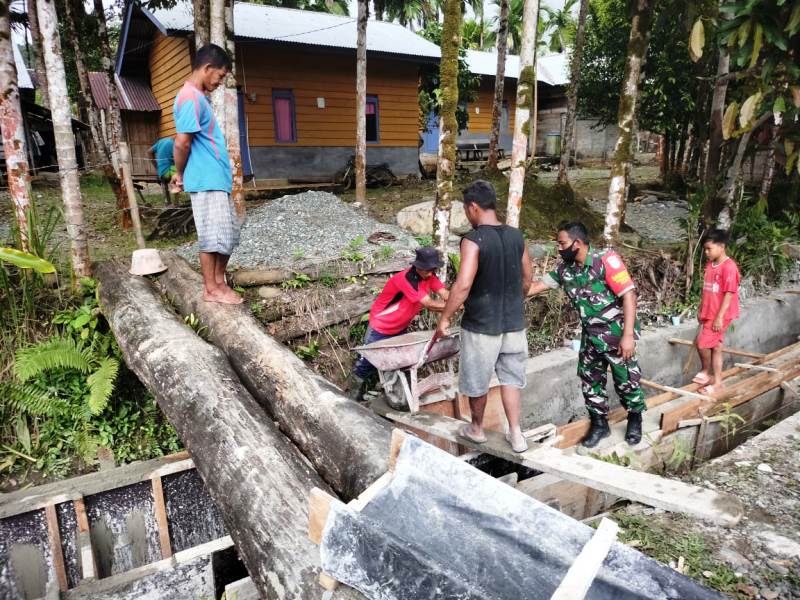 Sukseskan Swasembada Pangan, Babinsa Posramil 05/Pante Ceureumen Gotong Royong Membuat Saluran Irigasi