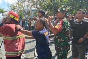 TNI Bersama Petugas Damkar dan Warga Padamkan Kobaran Api Yang Melahap 3 Unit Ruko di Jantung Kota Meulaboh