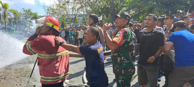 TNI Bersama Petugas Damkar dan Warga Padamkan Kobaran Api Yang Melahap 3 Unit Ruko di Jantung Kota Meulaboh