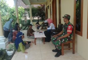 TNI-Polri Batuwarno Dampingi Penyaluran Bansos PKH Di Desa Sumberejo Dan Sumberagung