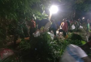 Tak Kenal Waktu, Koramil Jatisrono Turun Kerja Bakti Bangun Talud Bersama Warga