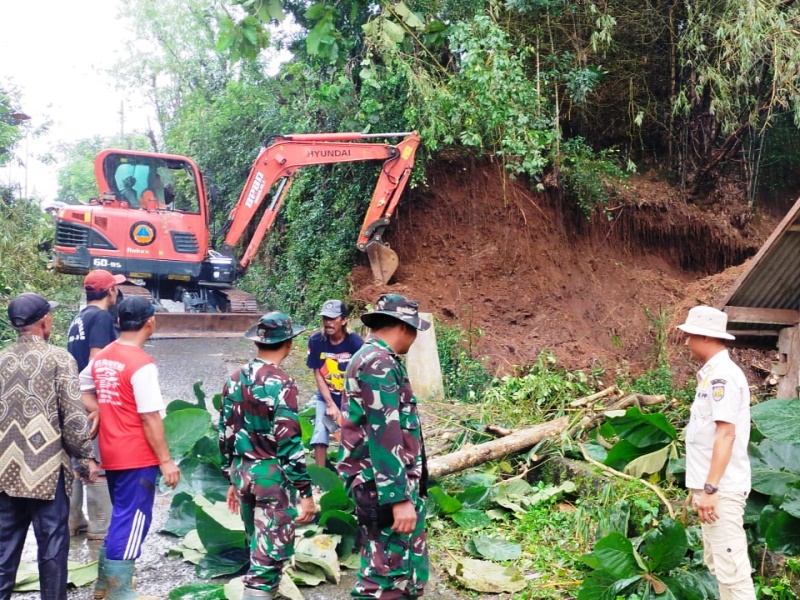 Tanggap Bencana, Koramil Simo dan BPBD Boyolali Atasi Tanah Longsor