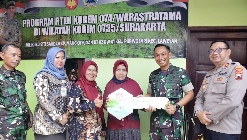 Terharu...!!! Berkat Bantuan TNI, Nenek Siti Saudah Kini Tinggal di Rumah Yang Baru