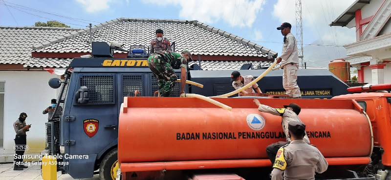 Tiga Desa Tertutup Abu, Tim Gabungan Bertindak Cepat Semprotkan Air