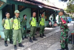 Tingkatkan Binwanwil , Babinsa Kelurahan Keprabon Laksanakan Pembinaan Linmas