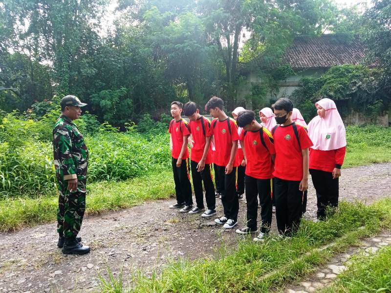 Tingkatkan Disiplin Dan Jiwa Korsa, Babinsa Panularan Latihkan PBB Kepada Anak Sekolah