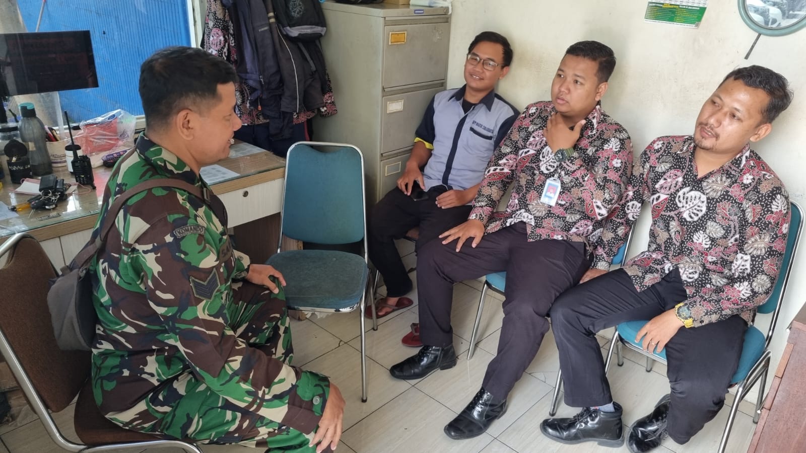 Tingkatkan Kerjasama, Babinsa Tipes Komsos di Wilayah Binaan