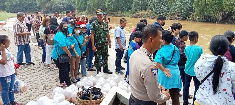 Tingkatkan Swasembada Pangan, Babinsa Sewu Bersama Kelompok GBI Efata Tabur Benih Ikan Nila Dan Ikan Lele