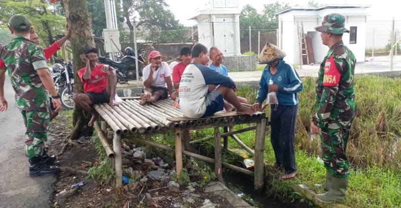 Tingkatkan Swasembada Pangan, Babinsa Banyuanyar Intensifkan Komsos dengan Kelompok Tani