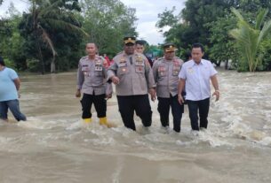 Tinjau Langsung Lokasi Banjir, Kapolres Tulang Bawang Berikan Imbauan Agar Warga Lewat Jalan Alternatif