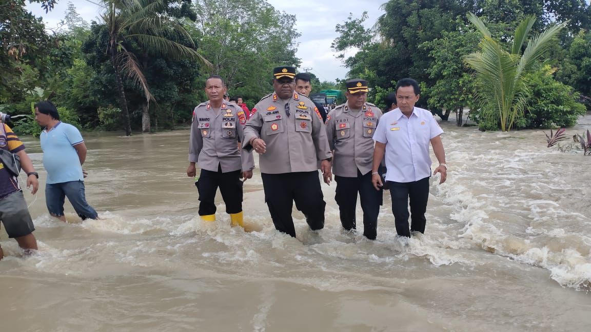 Tinjau Langsung Lokasi Banjir, Kapolres Tulang Bawang Berikan Imbauan Agar Warga Lewat Jalan Alternatif