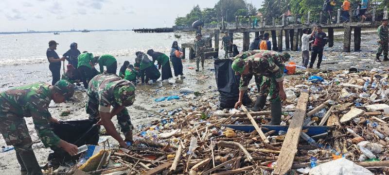 Unsur Forkopimda Aceh Barat Implementasikan Gerakan Nasional Revolusi Mental Dengan Membersihkan Sampah
