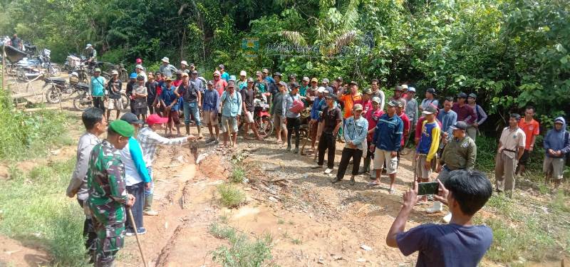 Wakil Bupati A. Zulqoini bersama Masyarakat Perbaiki Jalan Menuju Way Haru