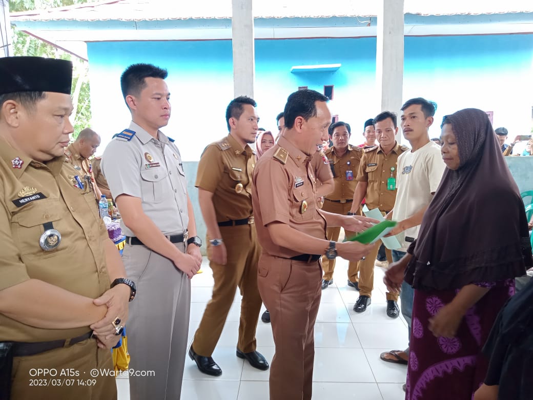 Wakil Bupati Lampura bagian sertifikat PTSL di dua desa