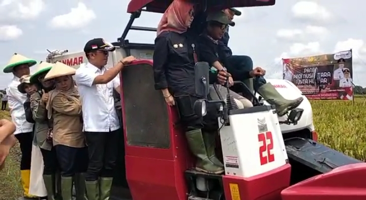 Wakili Gubernur, Asisten Bidang Perekonomian dan Pembangunan Hadiri Panen Raya Nusantara di Kelompok tani Adem Ayem Lampung Tengah