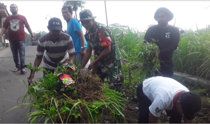 Wujud Manunggal Bersama Rakyat, Babinsa Catur Ikut Kerja Bakti Bersihkan Saluran Irigasi