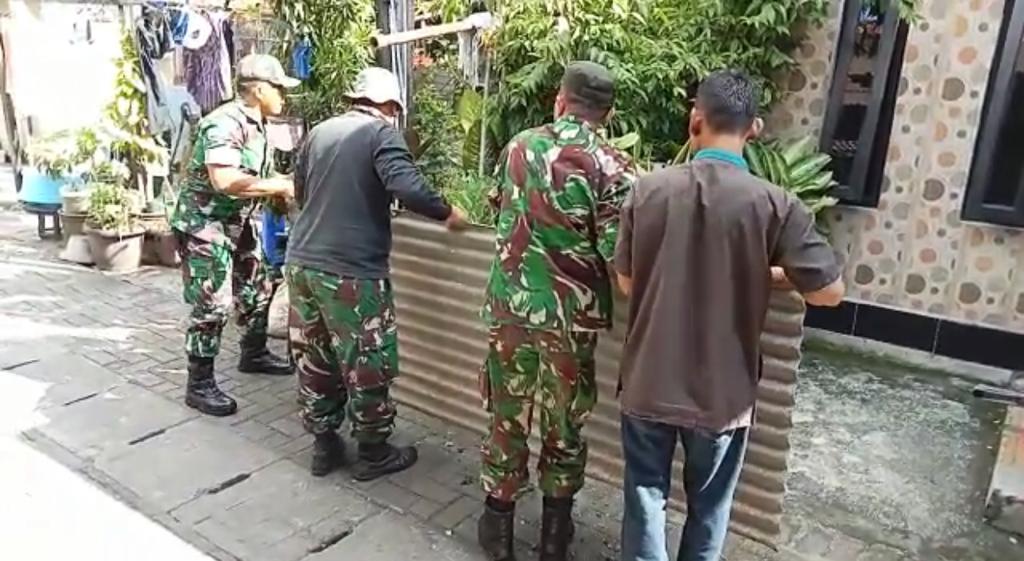 Wujud Manunggal Dengan Rakyat, Koramil 04/Jebres Gotong Royong Bangun Rumah Warga