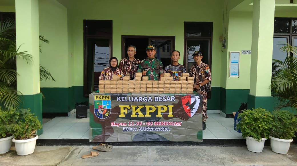 Anggota Koramil 03/Serengan Dan FKPPI Bagikan 200 Takjil Buka Puasa