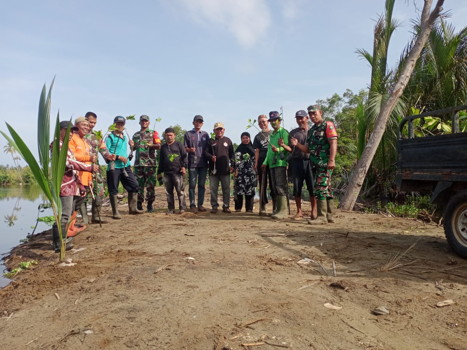 Anggota Koramil 07/JP Bersama Instansi Terkait Dan Masyarakat Tanam Ratusan Bibit Manggrove Guna Mencegah Abrasi Di Bibir Pantai Kuta Padang