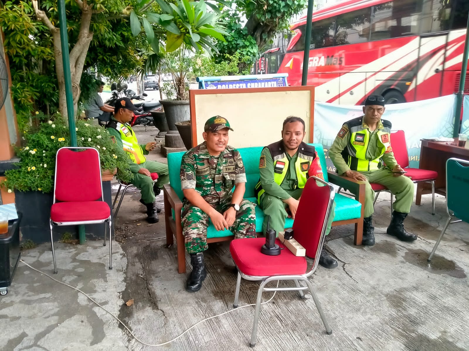 Anggota Koramil 03/Serengan Aktif Bersinergi di Pos PAM Lebaran Kecamatan Serengan.