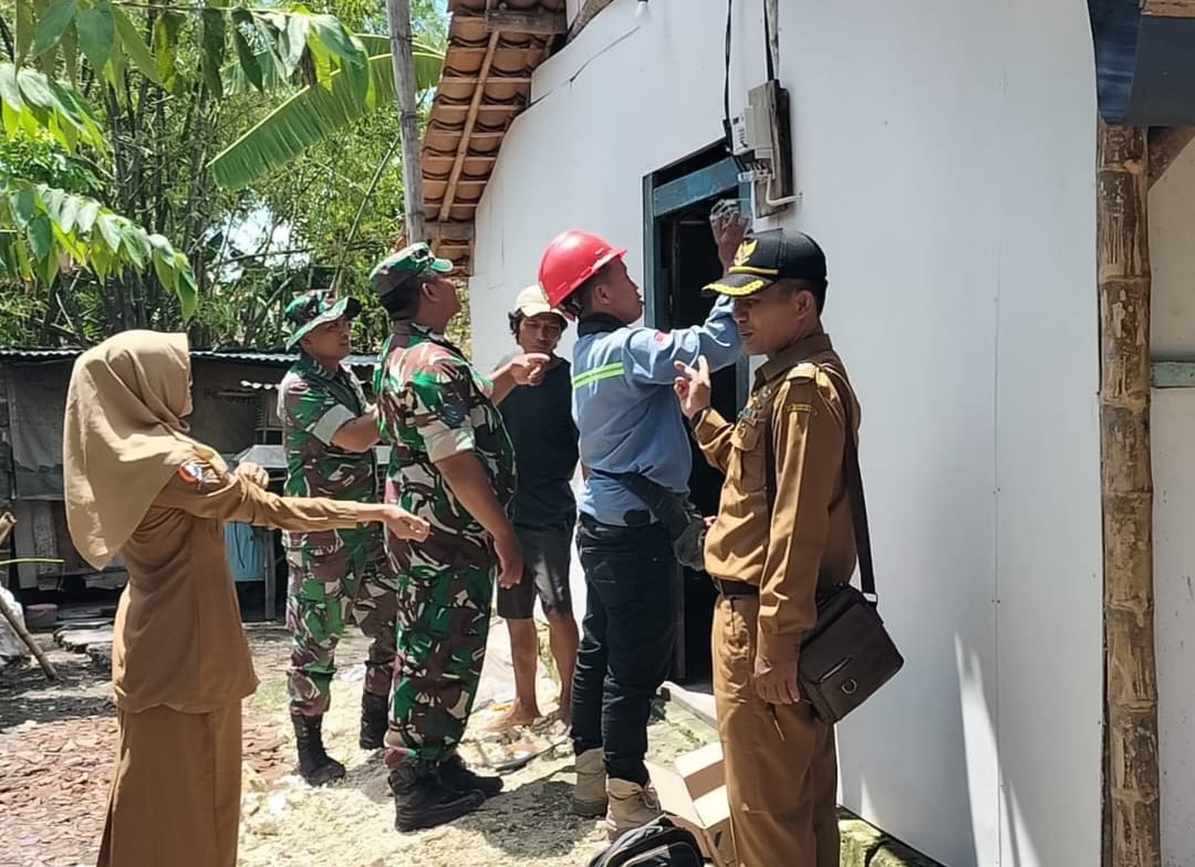 Babinsa Berbagi, Anggota Koramil Sumberrejo Bojonegoro kembali bantu Warga Pasang Listrik Gratis